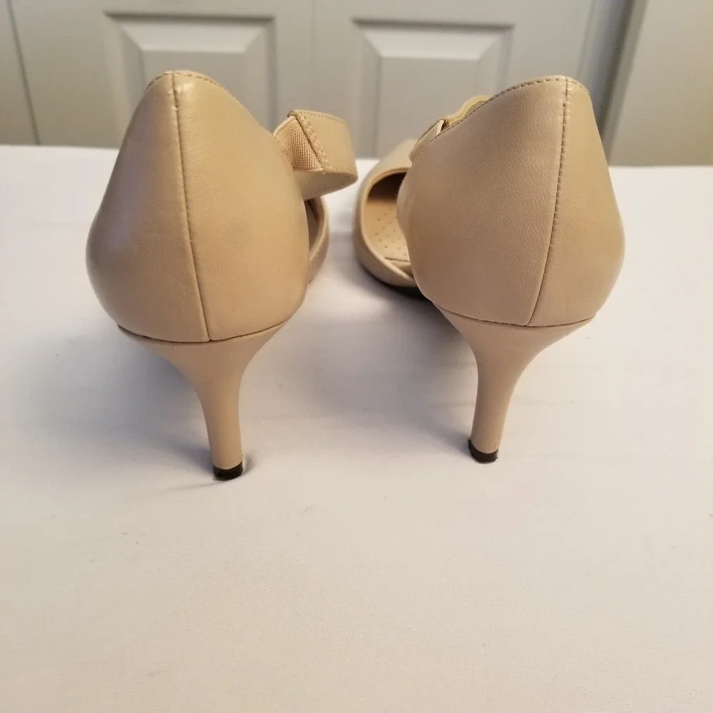 LifeStride Soft System Nude Beige Asymmetrical Strap Pointed Toe Pumps Size 7.5M